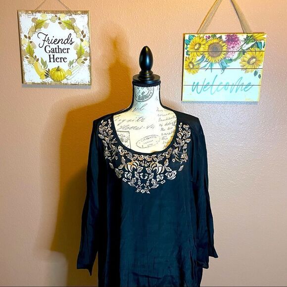 Catherine’s black and gold embroidered top - Picture 1 of 8